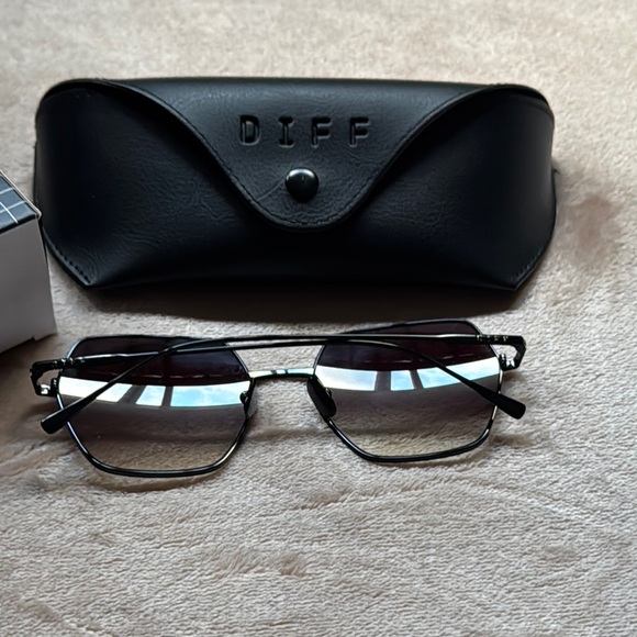 DIFF Harlowe Black Square Sunglasses - Picture 4 of 9